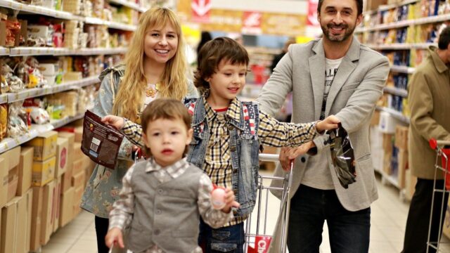 スーパーで買い物をする家族